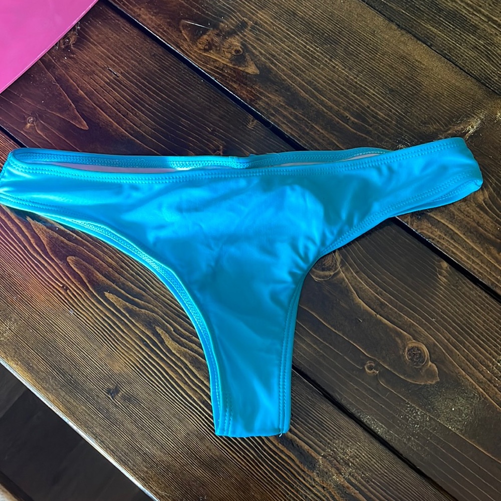 Thong bikini with bow